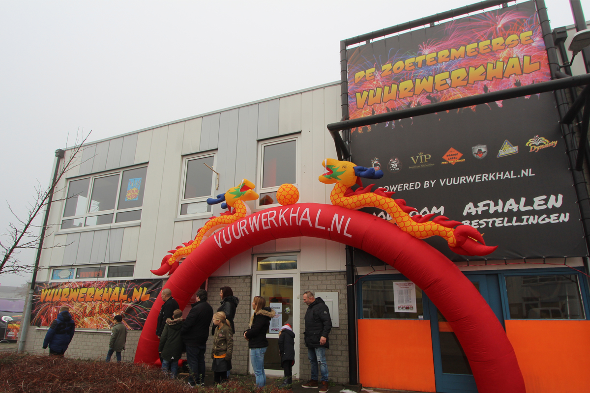 Bezoekers-van-De-Zoetermeerse-Vuurwerkhal
